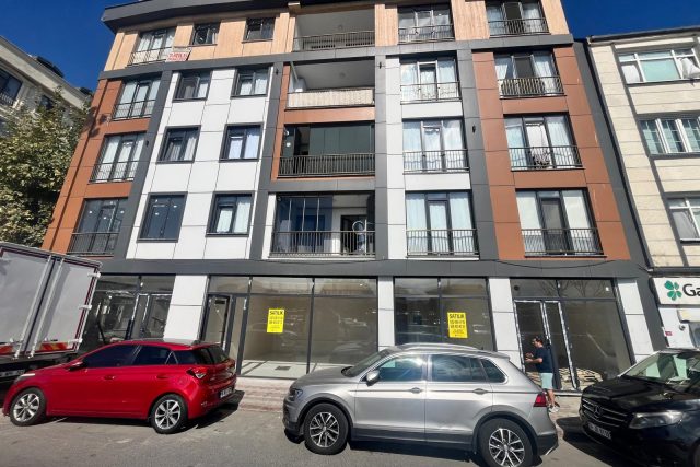 TEK ADRES’ten RAMİ’de SATILIK CADDE ÜSTÜ DEPOLU DÜKKAN